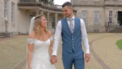 Chrissie en Erik, hand in hand voor het kasteel